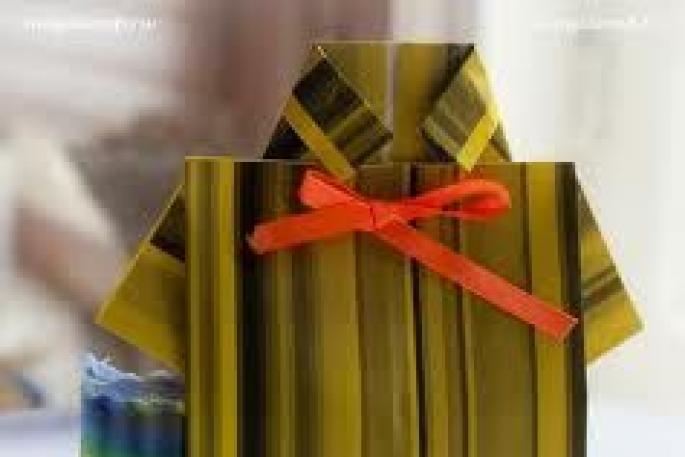 Как можно упаковать подарок в подарочную бумагу: простые варианты